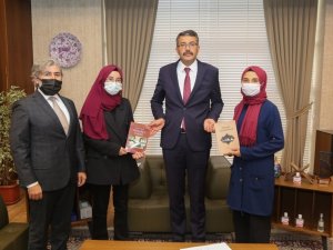 Tavşanlılı öğrenciler kitaplarını Vali Ali Çelik’e takdim ettiler