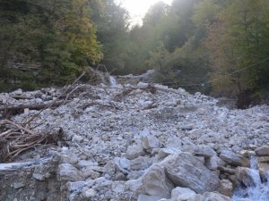 Erfelek Tatlıca Şelaleleri selin getirdiği molozlarla doldu