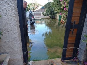 Asfalt bomba gibi patladı; minibüs çukura düştü, süpermarketi su bastı