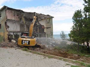 Türkeli’de eski halk eğitim binasının yıkımına başlandı