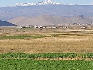 Tendürek Dağı’nın zirvesinde kar yağdı