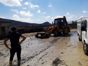 Van Büyükşehir Belediyesi, su taşkınlarından etkilenen vatandaşların yanında