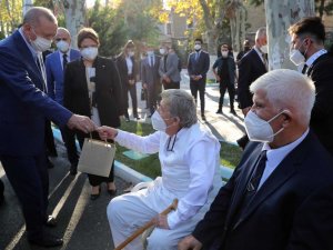 Cumhurbaşkanı Erdoğan, Darülaceze sakinlerine radyo hediye etti