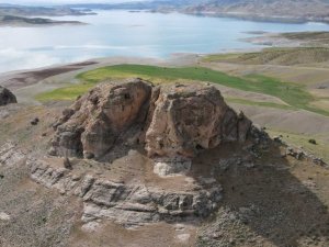 Urartular dönemine ait Tanrıverdi Kalesi ilk günkü ihtişamını koruyor