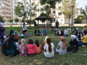 Başkan Beyoğlu çimlerin üzerinde bağdaş kurup kadınların taleplerini dinledi