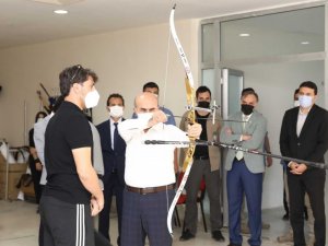 Gençlik buluşmasına katılan kaymakam hem saz çaldı, hem türkü söyledi