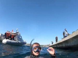 İskelede mahsur kalan kediyi Sahil Güvenlik ekipleri kurtardı