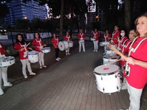 Mahalledeki kadınlar bando kurdu herkesi coşturuyor