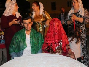 Uzun araç kuyrukları yerine gelin bindirildiği at ile damat evine götürüldü