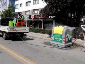 Çankaya’da çöp konteynerleri önce yıkanıyor, sonra ilaçlanıyor