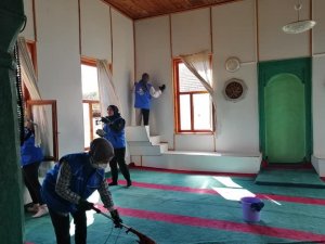 Gönüllü gençler cami temizliği yaptı