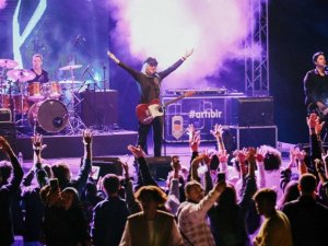 Güz konserleri Bulutsuzluk Özlemi ile sona erdi