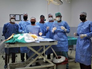 Araç çarpması sonucu bacakları kırılan yavru ayı ameliyata alındı