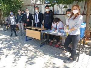 Dicle’de öğrenciler okul bahçesinde kurulan stantta korona virüs aşı oldu