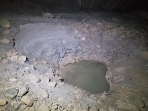 Define için mağarayı talan ettiler