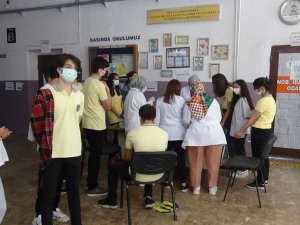 Diyarbakır’da öğrenciler aşı olmak için sıraya girdi