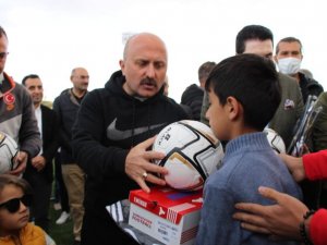 Ağrı Spor’dan çocuklara malzeme desteği