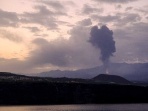 La Palma’daki Cumbre Vieja Yanardağı yeniden lav ve kül püskürtmeye başladı
