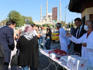 Dünya Turizm Günü’nde vatandaşlara kavala kurabiyesi ve tava ciğer ikram edildi