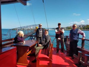 Huzurevi sakinlerine tekne ile gezdi