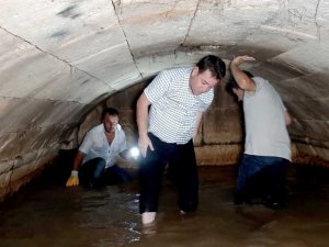 Sürünerek girdikleri Roma Çeşmesi’nde muhteşem yapıyla karşılaştılar