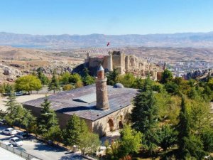 Pisa kulesinden daha eğik olan tarihi eğri minare ilk günkü ihtişamını koruyor