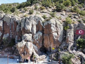 Aşk acılarını tarihi, doğal oluşum mağaralara yazdılar