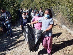 Eğirdir’de öğrenciler milli park ve göl kıyısında 40 poşet çöp topladı