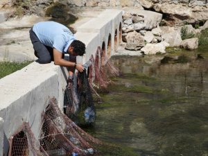 Yüzey suyu atık kapanı projesi ile haftada 65 kilo atık toplanıyor