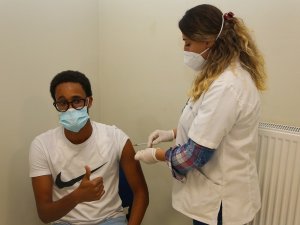 KBÜ’de öğrenciler aşılarını aşı uygulama merkezinde oluyor