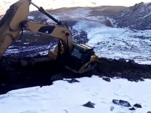 Karla kaplanan Süphan Dağı eteklerindeki köylere su ulaştıran ekiplerin zorlu mücadelesi