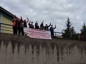 Korona virüs hastalığına yakalanan doktora pankart açarak moral oldular