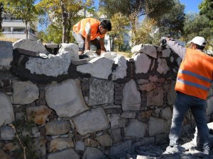 Kuşadası’nda yeşil alan çalışmalarına hız verildi