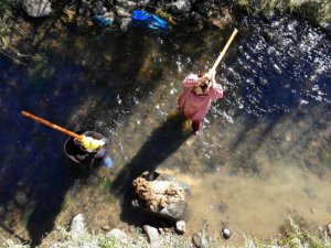 Binbir emekle yıkayıp, saatlerce tokaçla dövüyorlar