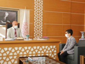 Müdür Başyiğit, Kur’an-ı Kerim’i Güzel Okuma Yarışması birincisi Süngü’yü kabul etti