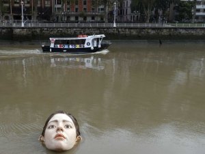 İspanya’da nehrin ortasına yerleştirilen heykel korkuttu