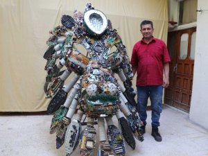 Elektronik atıklardan aslan figürlü devasa yüzük