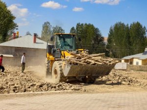 Gürpınar Belediyesi metruk binaların yıkımına devam ediyor