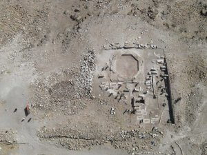 Ani’de bulunan kümbet ve oda mezarlar havadan görüntülendi