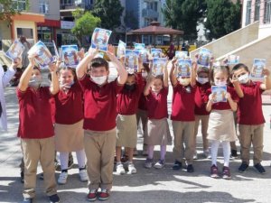 Minik öğrencilere 7 bin 500 kumbara dağıtıldı