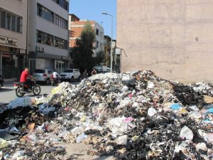 Bornova’nın bir tarafında çöp ve diğer tarafında moloz tepecikleri yükseliyor
