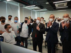 Öğretmensiz ve iş garantili yazılım okulunun ilk ders zili çaldı