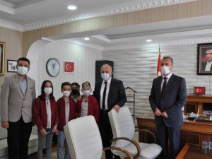 Minik yazarlar kitaplarını imzalayıp hediye ettiler