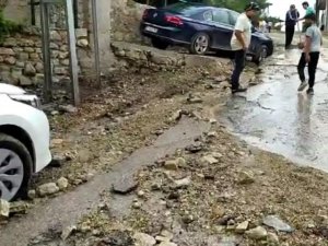 Hatay’da yollar çöktü, araçlar çukura düştü