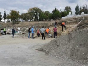 İzinsiz kazı yapıldığı ve lahit bulunduğu iddia edilen alanda inceleme yapıldı