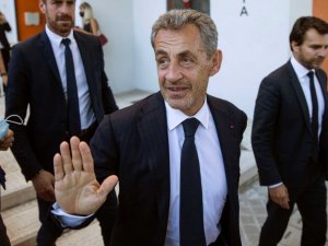 Eski Fransa Cumhurbaşkanı Sarkozy’e 1 yıl ev hapsi