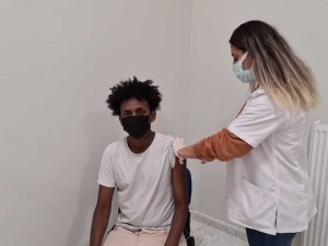 3 bin 600 kilometre uzaklıktan gelen öğrenciler ilk aşılarını olmaya başladı