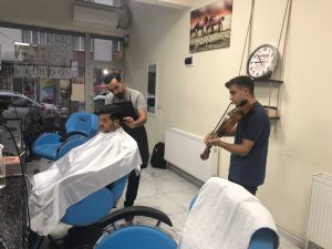 Viyola ve keman eşliğinde tıraş keyfi
