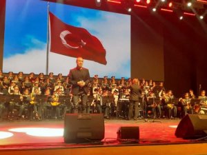 Rus Kızılordu Korosu ve Haluk Levent Ankara’da sahne aldı