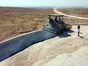 Artuklu ve Yeşilli ilçeleri arasında kalan yolda asfaltlama çalışmaları başladı